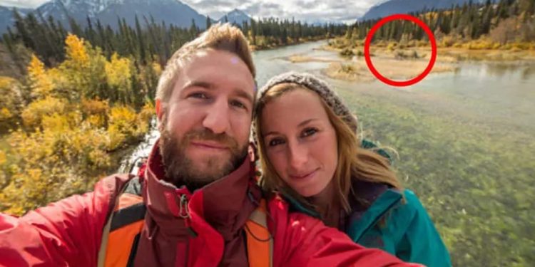 Couple Makes Selfie On Vacation – But Then They Discover Something